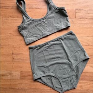 SAGE GREEN Arq Set in Medium